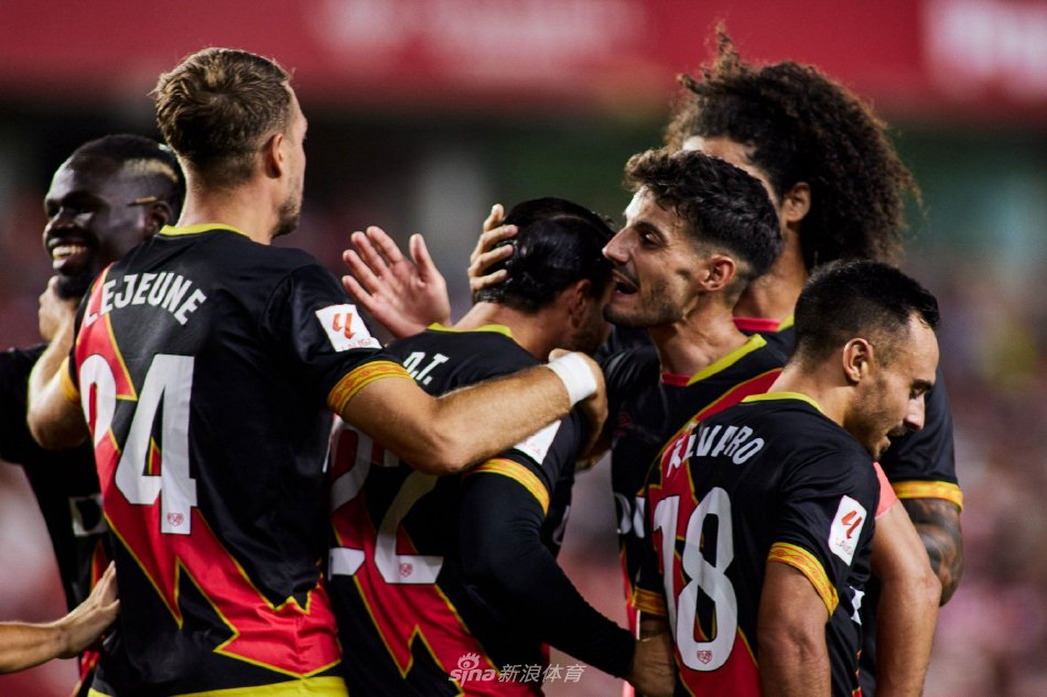 里程碑时刻到来！C罗成为史上首位攻入900球的球员